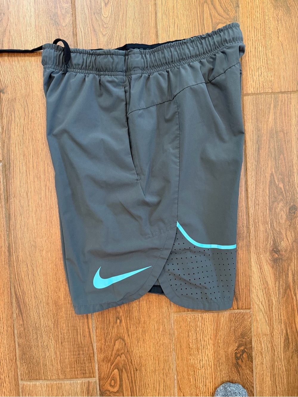 Nike Men's Gray Shorts 8” pockets with Teal Accent/ medium - Picture 1 of 4